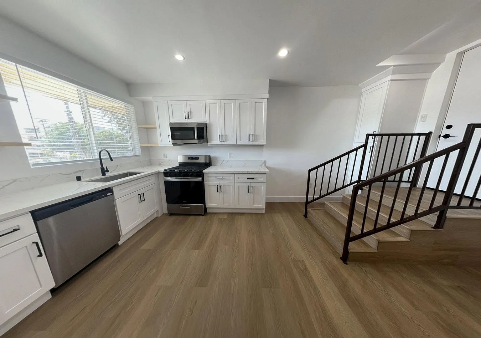 Radford Manor...BE PART Of THE TRENDY VALLEY VILLAGE!! CALL NOW! — Photo 3