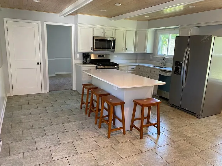1207 N Eagle St — Photo 2