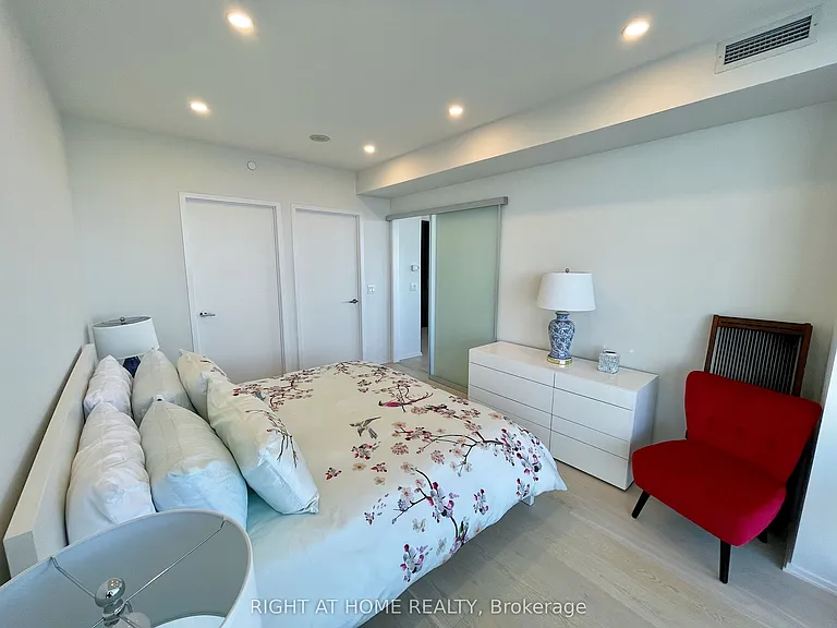 1 Bloor St E #7401 — Photo 7