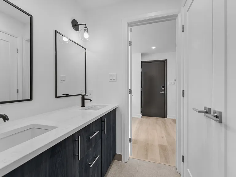 658 Somerset St W — Photo 33