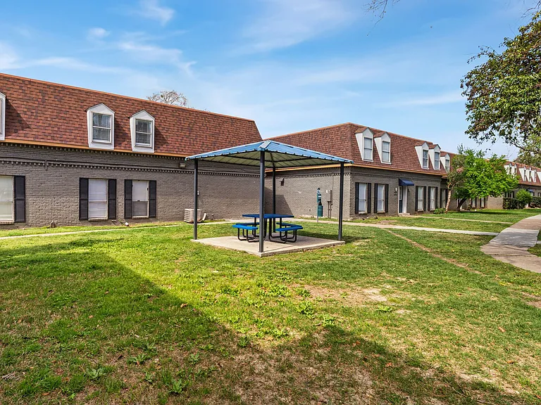 The Ellis Apartments — Photo 14
