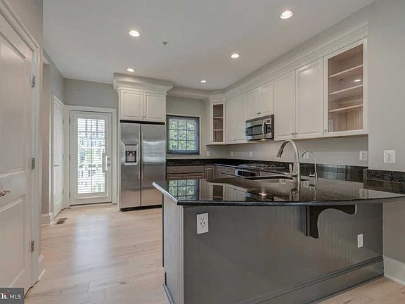 4th image of 708 Lyles Ln