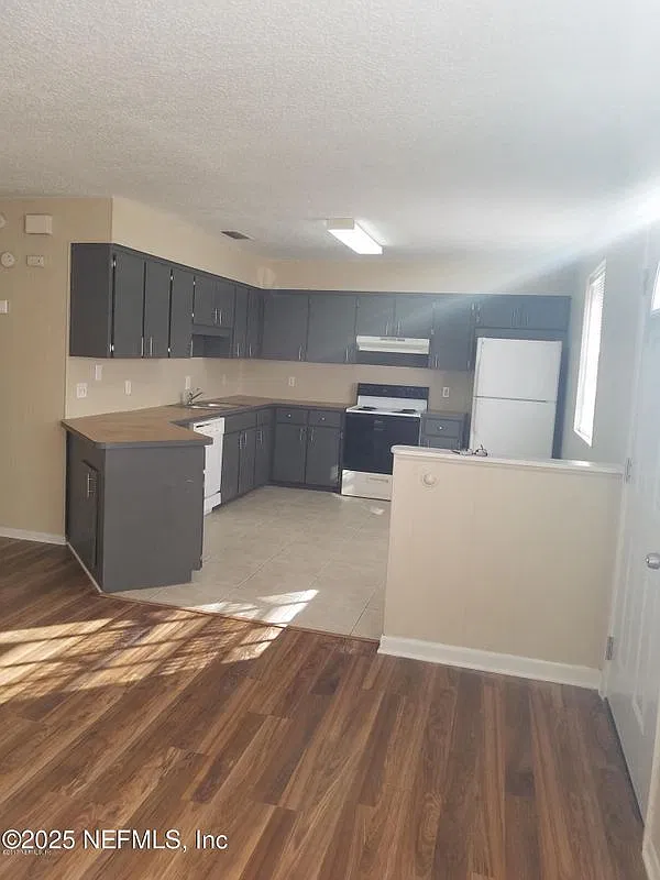 2 bed, 1.0 bath, 924 sqft, $1,700 — Photo 4