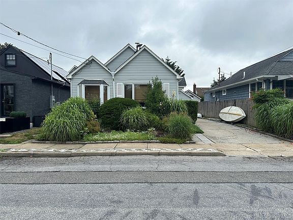 3rd image of 132 Coronado St