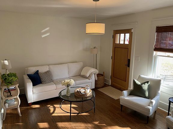 Front Livingroom Furnished