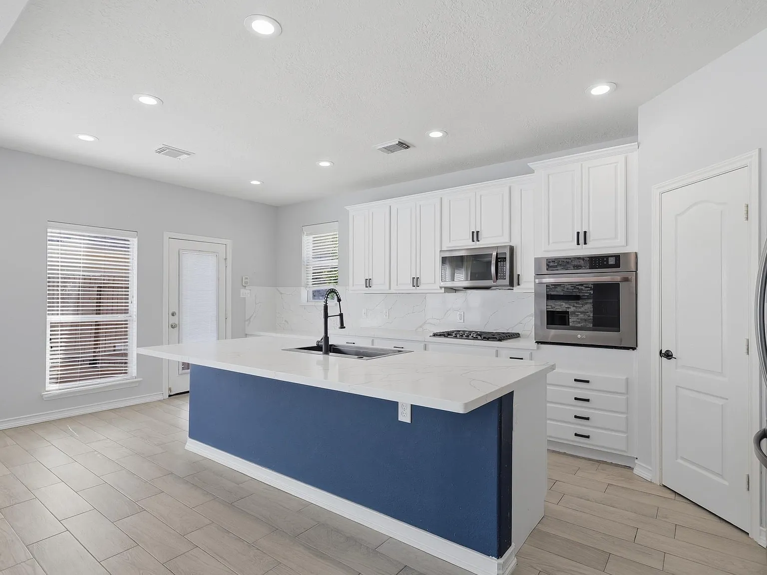 4 bed, 2.5 bath, 3103 sqft, $3,950 — Photo 4