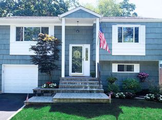 18 Stratton Dr, Huntington Station, NY 11746