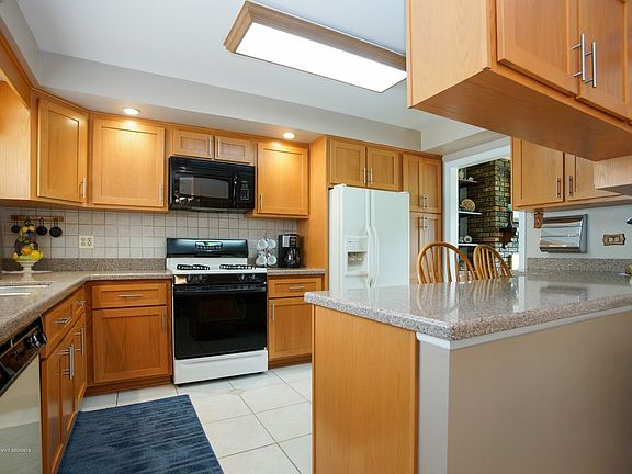 5th image of 1064 W Villa Dr