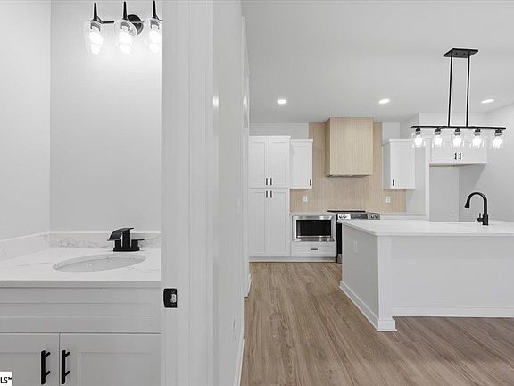 3rd image of 211 Montana A&b St