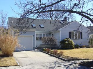 492 Farm Ranch Rd W, Bethpage, NY 11714