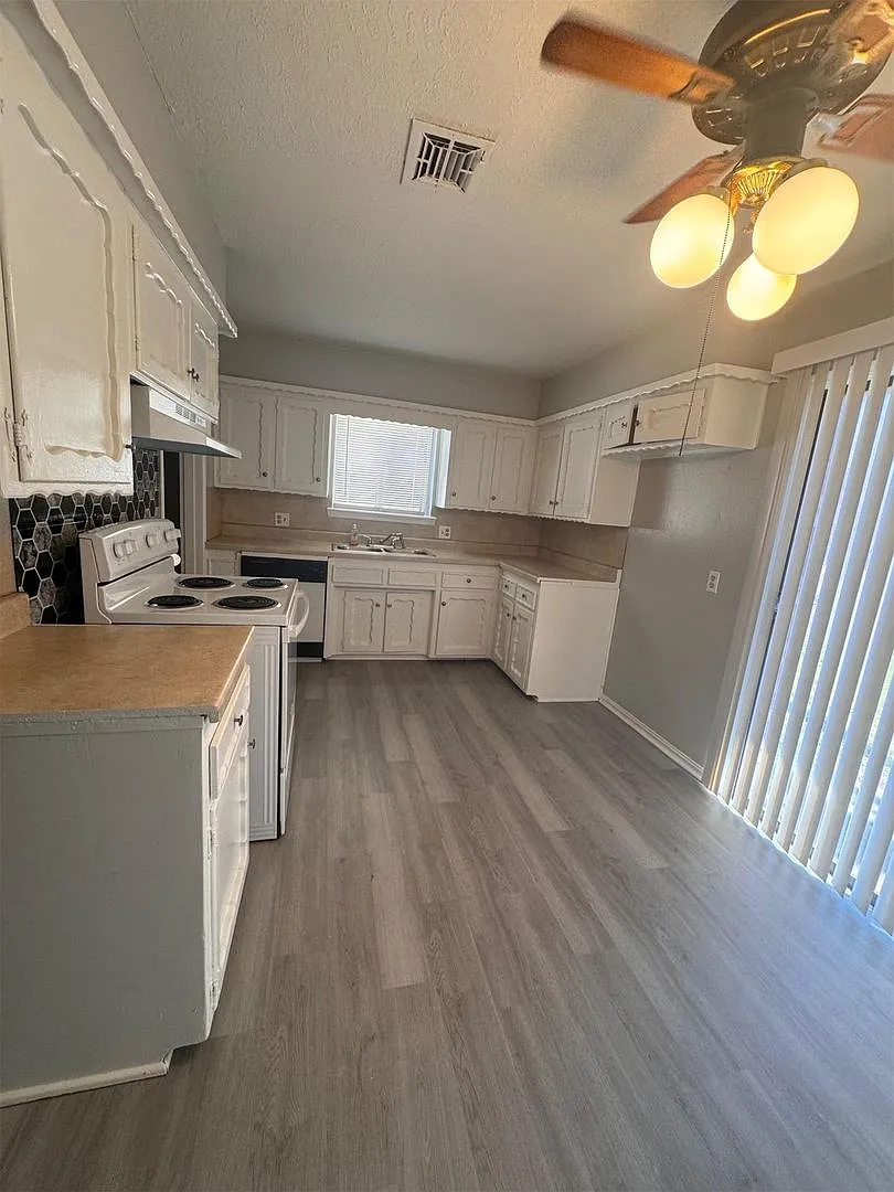 3 bed, 2 bath,1 car garage — Photo 4