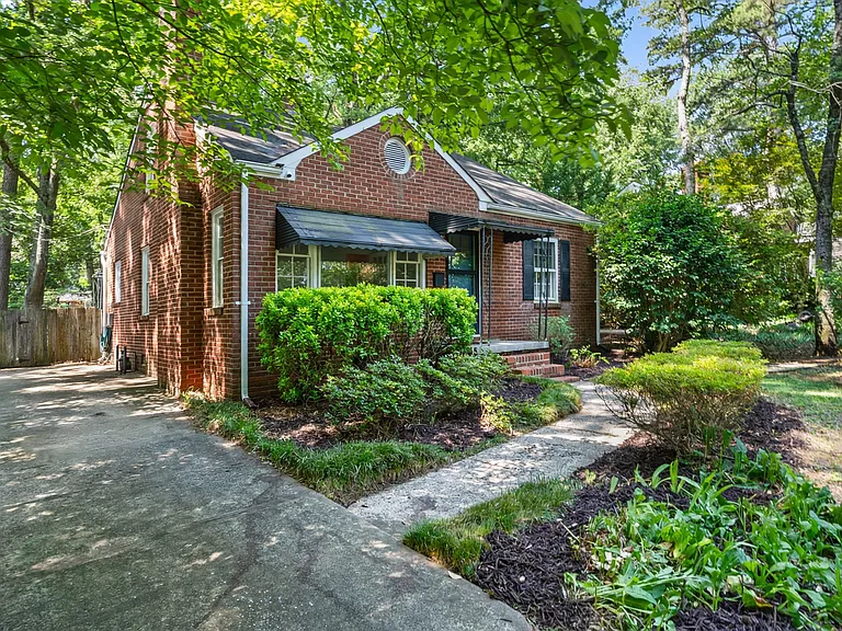 2126 Arnold Dr — Photo 2