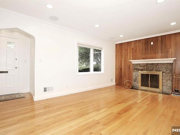 3rd image of 434 Hasbrouck Boulevard