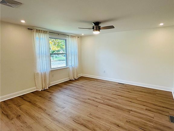 4th image of 14 Cheryl Rd