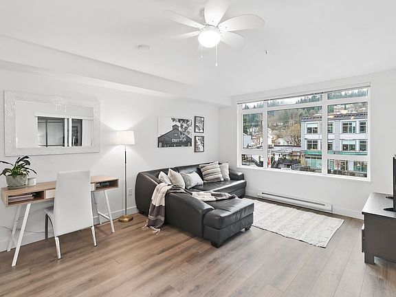 2nd image of 2525 Clarke St #302