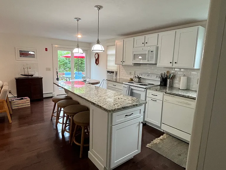 118 Knott Ave — Photo 4