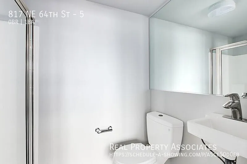 Affordable studio near Greenlake & Roosevelt Light rail + $250 signing bonus for qualified applic... — Photo 4