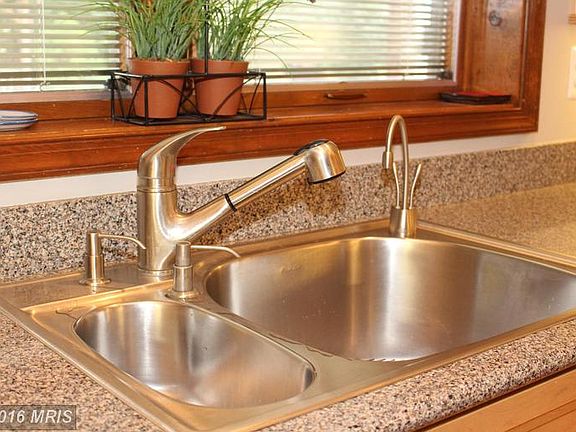 Double-sink and Silestone-quarts counters