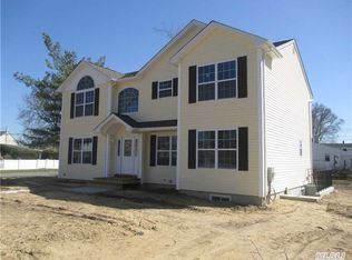 14 Hewes St, Brentwood, NY 11717