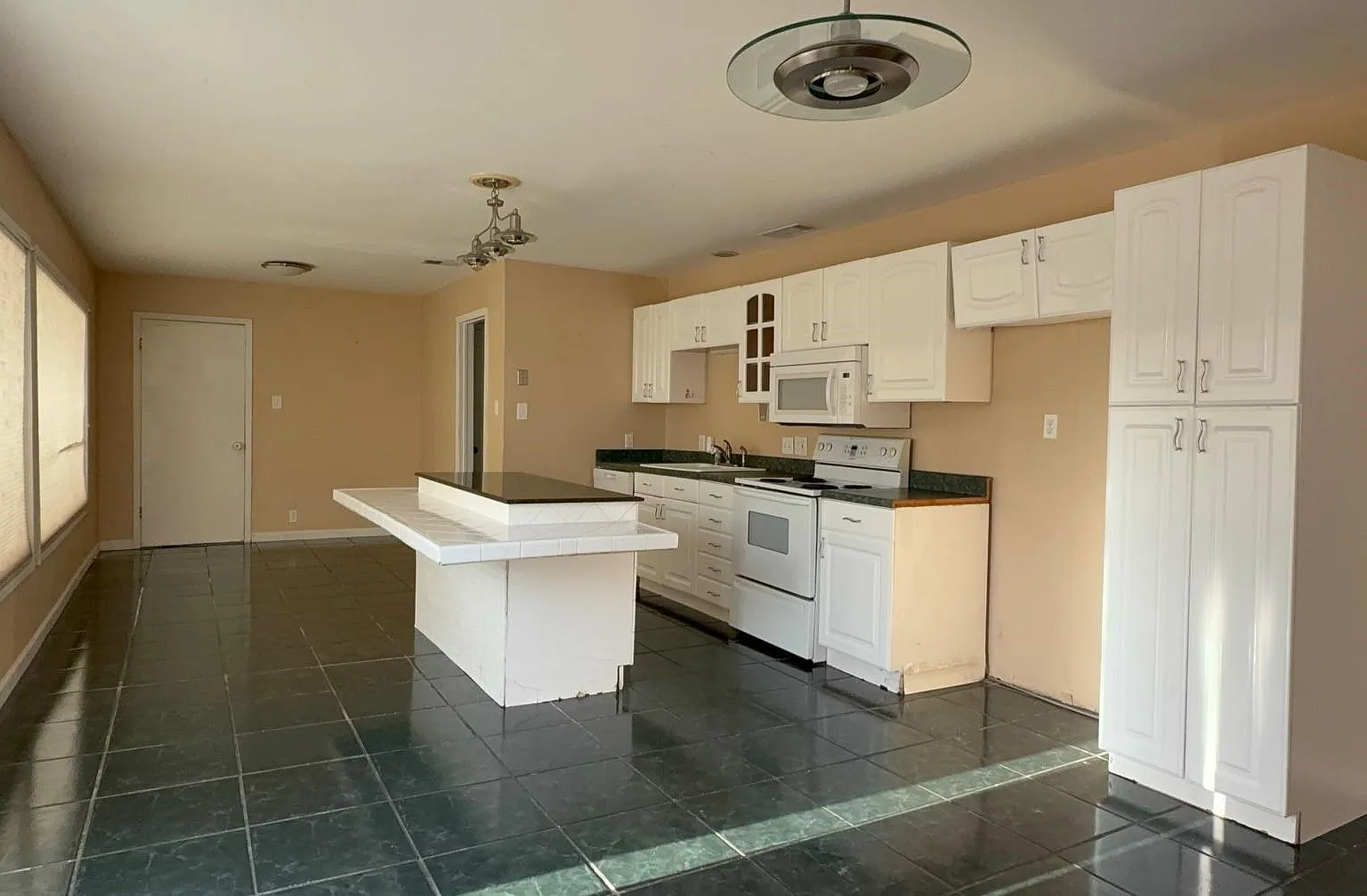 4 bed, 1526 sqft, $2,100 — Photo 1