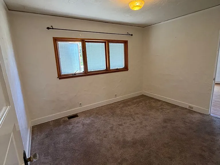 635 E Victoria St — Photo 20
