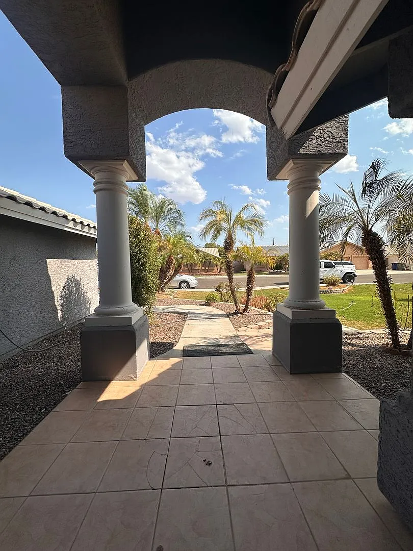 4 beds, 3 car garage and pool — Photo 3