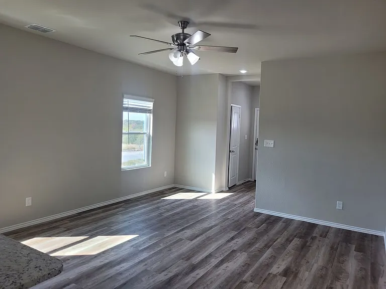 271 Damon Dr — Photo 2