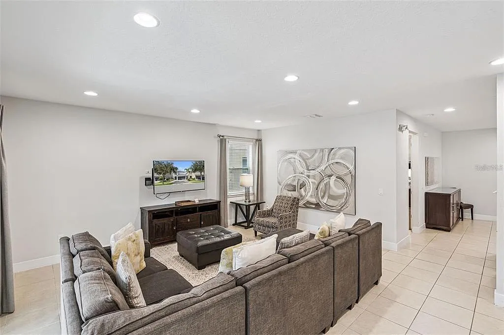 5 bed, 5.0 bath, 2570 sqft, $4,500 — Photo 4