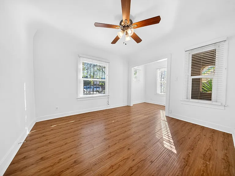 5225 De Longpre Ave — Photo 10