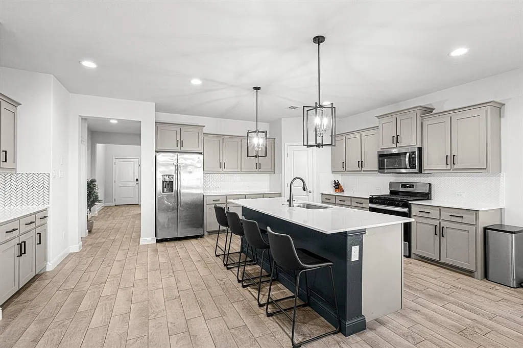 4 bed, 2.0 bath, 2039 sqft, $2,300 — Photo 3