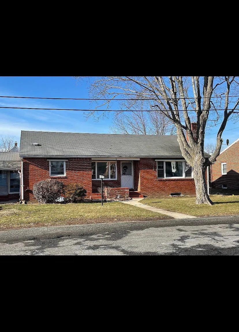 3 bed, 1.5 bath, 1400 sqft, $2,300 — Photo 1