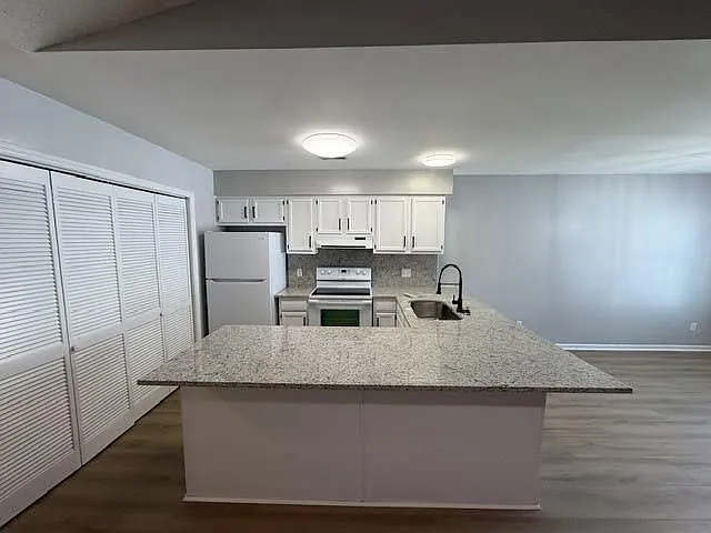 129 W Victoria Ct #E — Photo 5