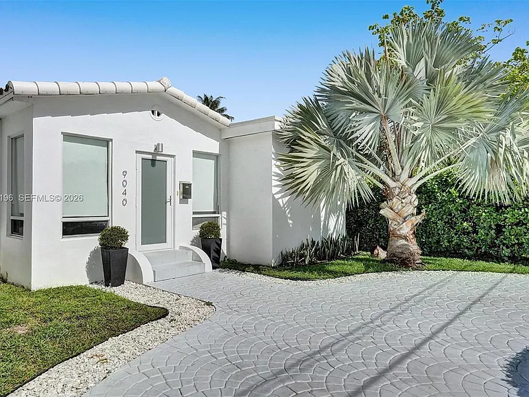 9040 Carlyle Ave — Photo 2