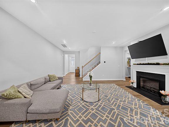 3rd image of 14938 Tamarack Dr