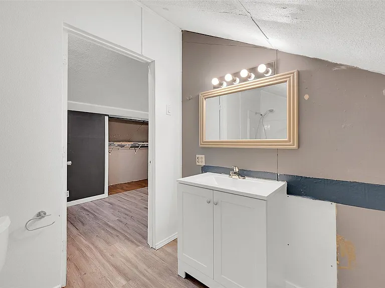 310 N Rock Island St — Photo 12