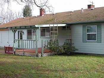 3rd image of 931 NE Birchwood Dr