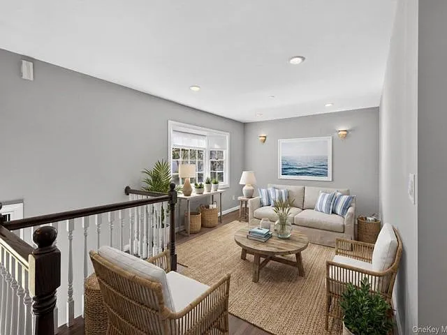 7 Phyllis Dr — Photo 2