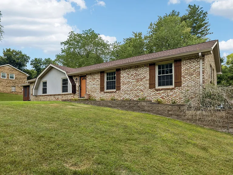 1810 Theresa Dr — Photo 2
