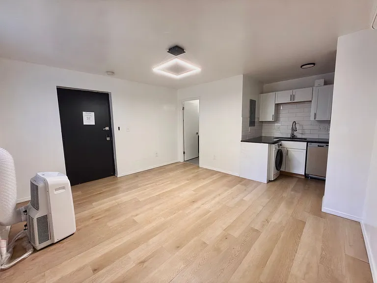 139 E Clifton Ave — Photo 3