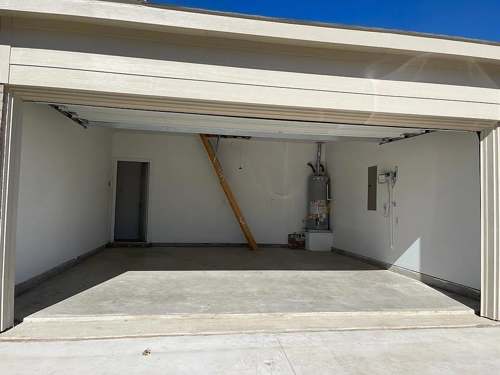 4 bed, 2010 sqft, $2,050 — Photo 3