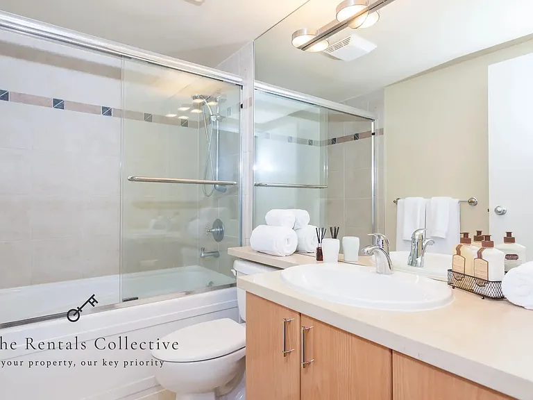 1077 Marinaside Cres #1207 — Photo 14