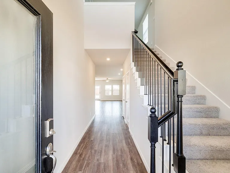 4816 Hunter Hurst Dr — Photo 2