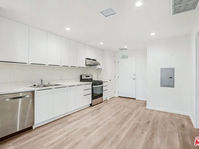 951 S Wilton Pl #204 — Photo 28