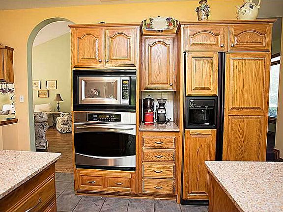 4th image of 2 Hurlford Ln