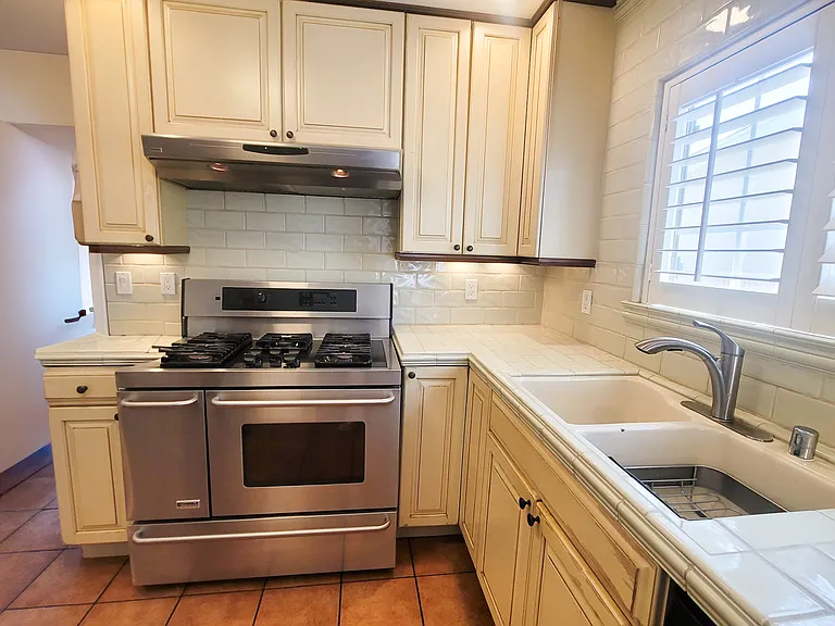 1311 W Sandison St — Photo 5