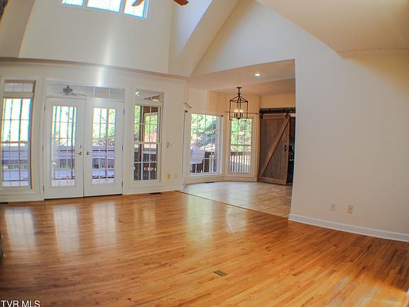 5th image of 207 Summer Rose Ln