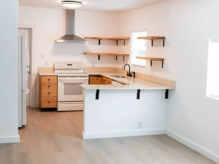 1003 Cypress Ave — Photo 2