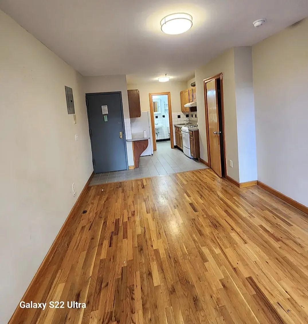 407 West 39th Street — Photo 2