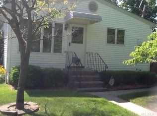 26 Robbins Ave, Islip, NY 11751