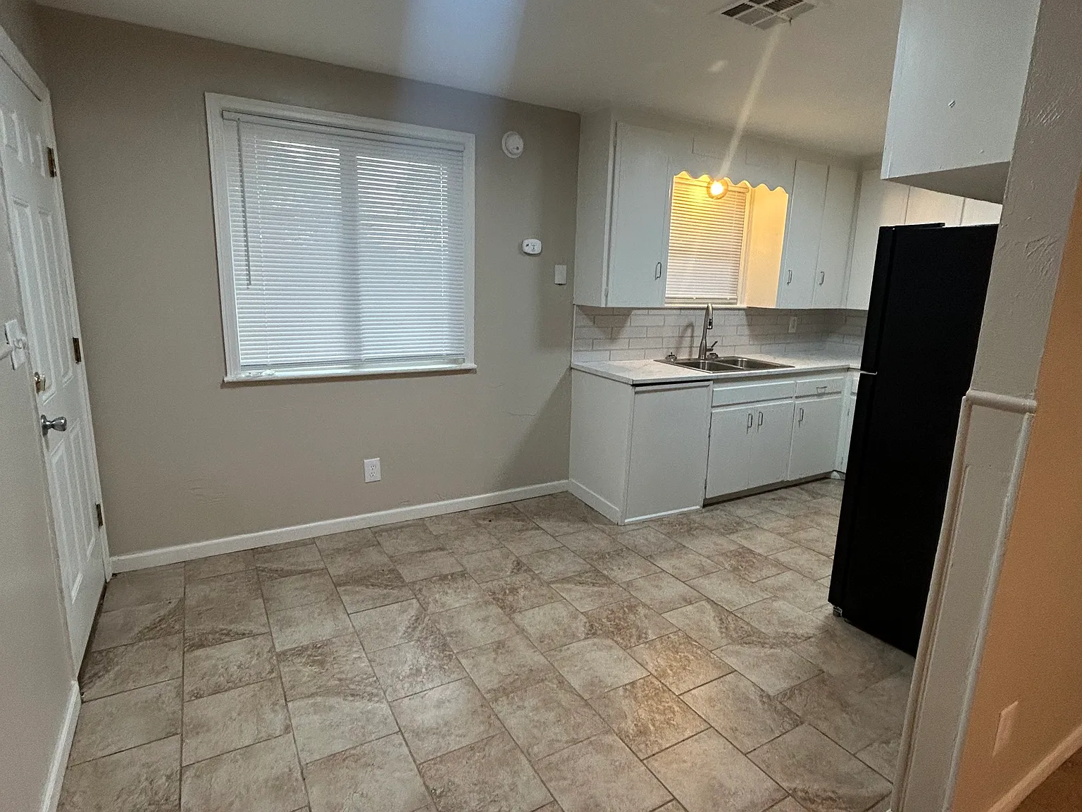 3 bed, 888 sqft, $1,200 — Photo 3